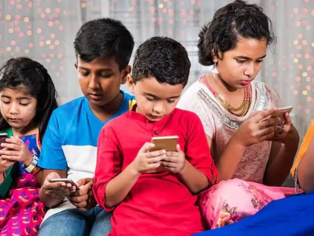 मुलं वाढवतो कोण : घर की इंटरनेट?