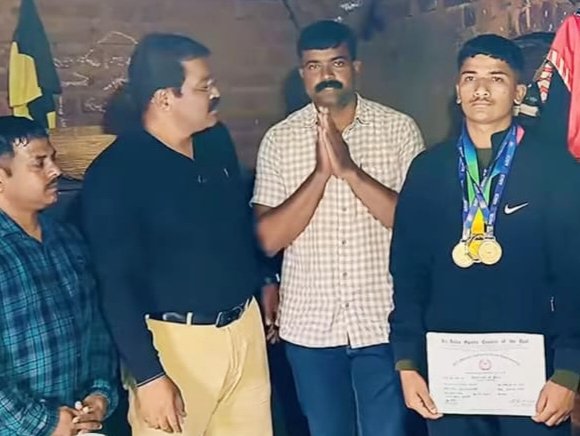मूकबधिर अक्षयच्या कुस्तीच्या स्वप्नाला क्रांतीची साथ; शरदभाऊनी घेतले कायमचे दत्तक!