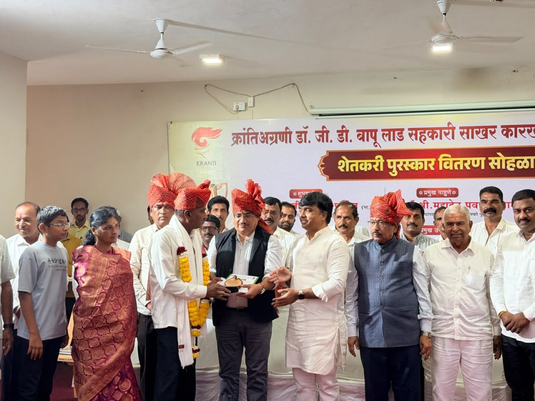 एकरी शंभर टन उत्पादन घेणाऱ्या शेतकऱ्यांचा क्रांती कारखान्यातर्फे सन्मान